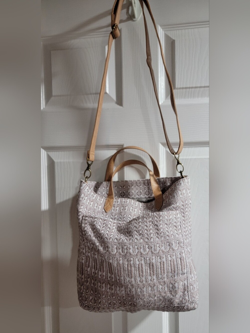 Thirty-One's Window Shopper- woven fabric bag has a beige and white pattern